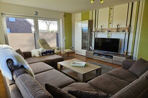 Smart-TV, Bücher, Stereoanlage