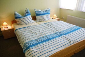 2 bedrooms, iron/ironing board, free WiFi