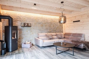 Fernseher, Kamin, Stereoanlage