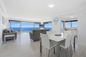 Apartamento luxo, vista para a praia | Área de estar