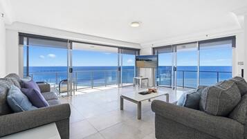 Deluxe Apartment, Beach View | Living area