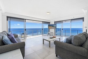 Deluxe Apartment, Beach View | Living area