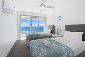 Apartamento luxo, vista para a praia | Ferros/tábuas de passar roupa, Wi-Fi de cortesia