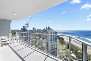 Deluxe appartement, uitzicht op het strand | Uitzicht op strand/zee