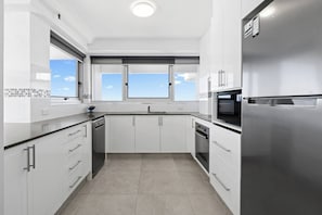 Apartamento luxo, vista para a praia | Cozinha privada | Cadeirão de bebê