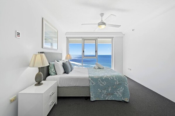 Appartement Deluxe, vue sur la plage | Fer et planche à repasser, accès au Wi-Fi (inclus)