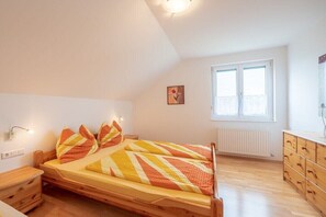 2 bedrooms, iron/ironing board, Internet, bed sheets