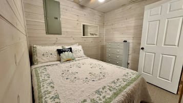 3 bedrooms, desk, iron/ironing board, WiFi (free)