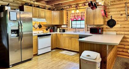 Dale Hollow Cabin · 3 Levels · Hot Tub · Huge Fire Ring · Sleeps 10