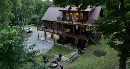 Dale Hollow Cabin · 3 Levels · Hot Tub · Huge Fire Ring · Sleeps 10