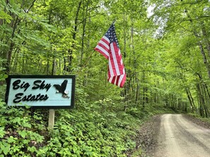 Schild für Big Sky Estates mit amerikanischer Flagge und Adler.
