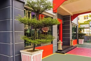 Front of property - Townhouse Oak Syariah Hotel Binjai (Binjai)