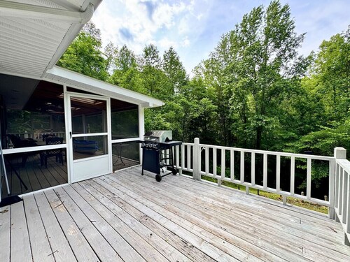 Stay & Paddle • River House + Free Kayaks
