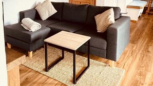 Living area - Vacation apartment Watzmann, 80 m², 2 bedrooms, shower/WC,T (Bischofswiesen)
