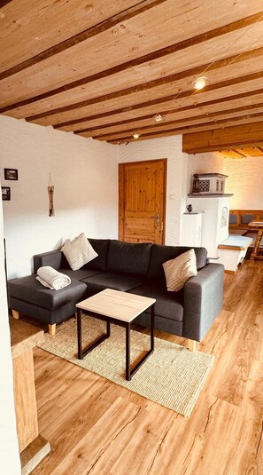 Living area - Vacation apartment Watzmann, 80 m², 2 bedrooms, shower/WC,T (Bischofswiesen)