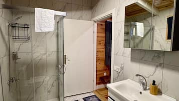 Perhebungalow, patio, vuoristonäköala | Kylpyhuone