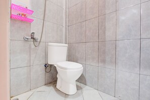 Deluxe Double Room | Bathroom - Hotel O Archor Guesthouse (Sukaradja)