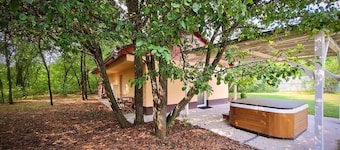 Forest farm with jacuzzi without neighbors, 5 mi from Soltvadkerti Lake Friendly