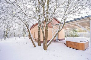 Terrace/patio - Forest farm with jacuzzi without neighbors, 5 mi from Soltvadkerti Lake Friendly (Soltvadkert)