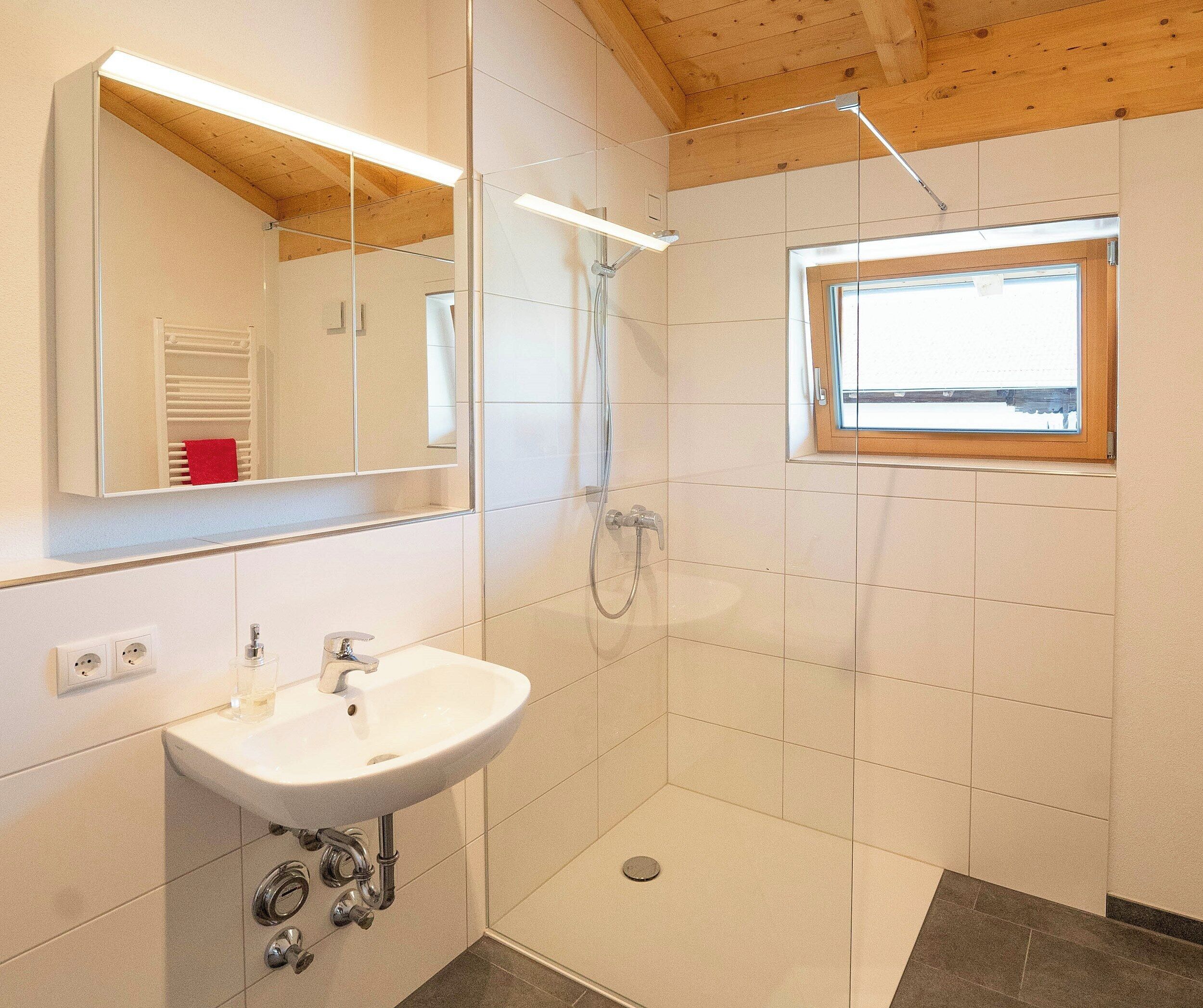 Douche, sèche-cheveux, bidet, serviettes fournies