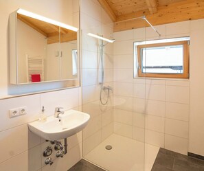 Een douche, een haardroger, een bidet, handdoeken