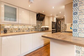 Fridge, microwave, oven, stovetop - Norfolk - Cottage - Stay 8 - Pet Friendly - Garden (Norwich)