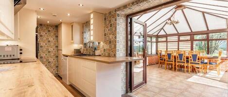 冰箱、微波炉、烤箱、炉灶