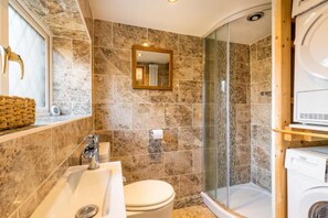 Douche, baignoire profonde, séchoir à cheveux, serviettes fournies