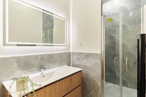 Dusche, Haartrockner, Handtücher
