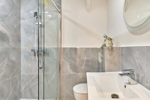 Shower, hair dryer, towels - Superb Apartment AC – Buttes-Chaumont (Paris)