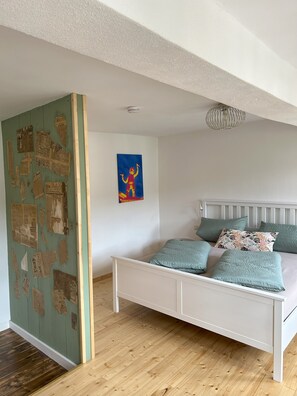 3 bedrooms, travel cot, free WiFi, bed sheets