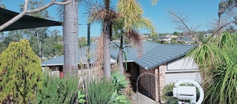 2 cozy single bedrooms, private bathroom, coffee breakfast, near shopping Malls