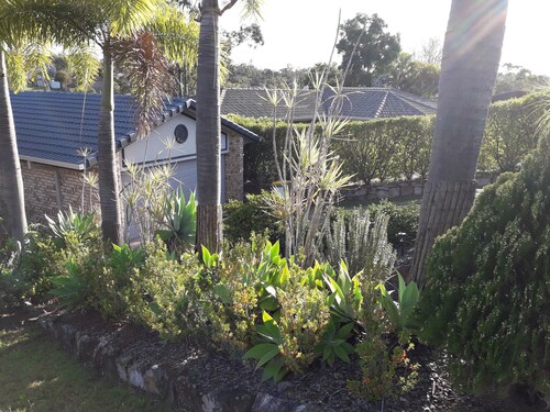 2 cozy single bedrooms, private bathroom, coffee breakfast, near shopping Malls