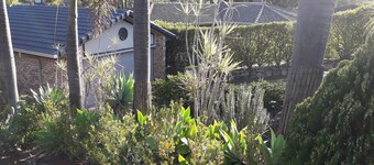 2 cozy single bedrooms, private bathroom, coffee breakfast, near shopping Malls