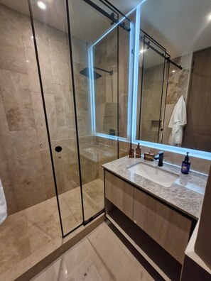 Shower, hair dryer, towels