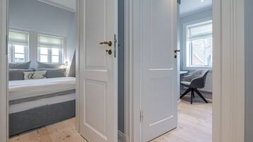 2 bedrooms, desk, iron/ironing board, WiFi