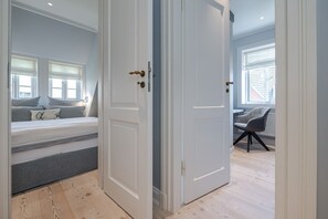 2 bedrooms, desk, iron/ironing board, WiFi