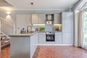 Fridge, oven, dishwasher, coffee/tea maker