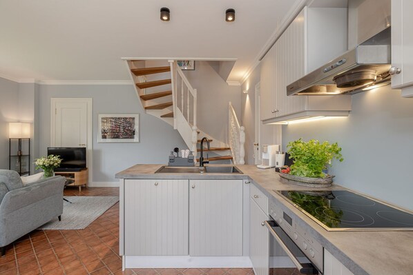 Fridge, oven, dishwasher, coffee/tea maker