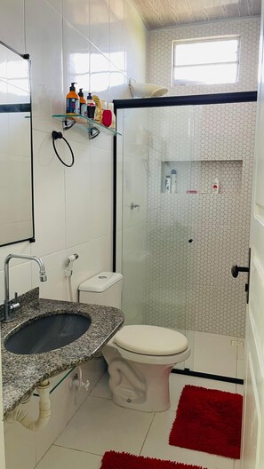 Shower, jetted tub, hair dryer, towels