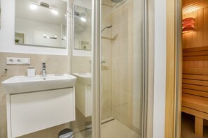 Douche, sèche-cheveux, serviettes fournies