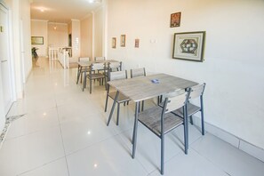 Lobby sitting area - OYO 94669 Hotel Puri Inn Panakkukang Makassar (Makassar)