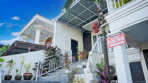 A hotel entrance with a sign indicating 'Hotel Puri Inn'. - OYO 94669 Hotel Puri Inn Panakkukang Makassar (Makassar)
