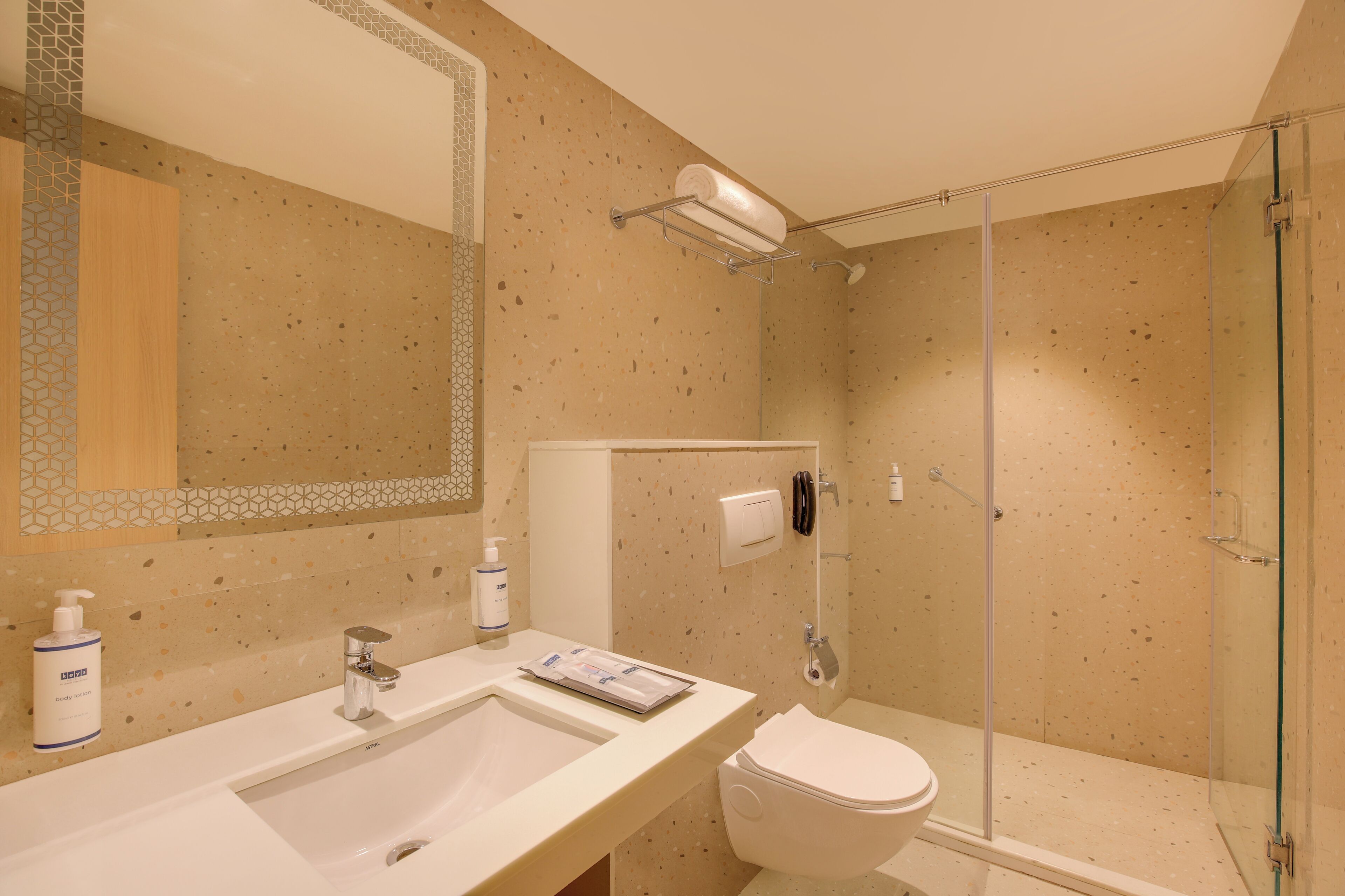 Produtos de toalete grátis, chinelos, papel higiênico 