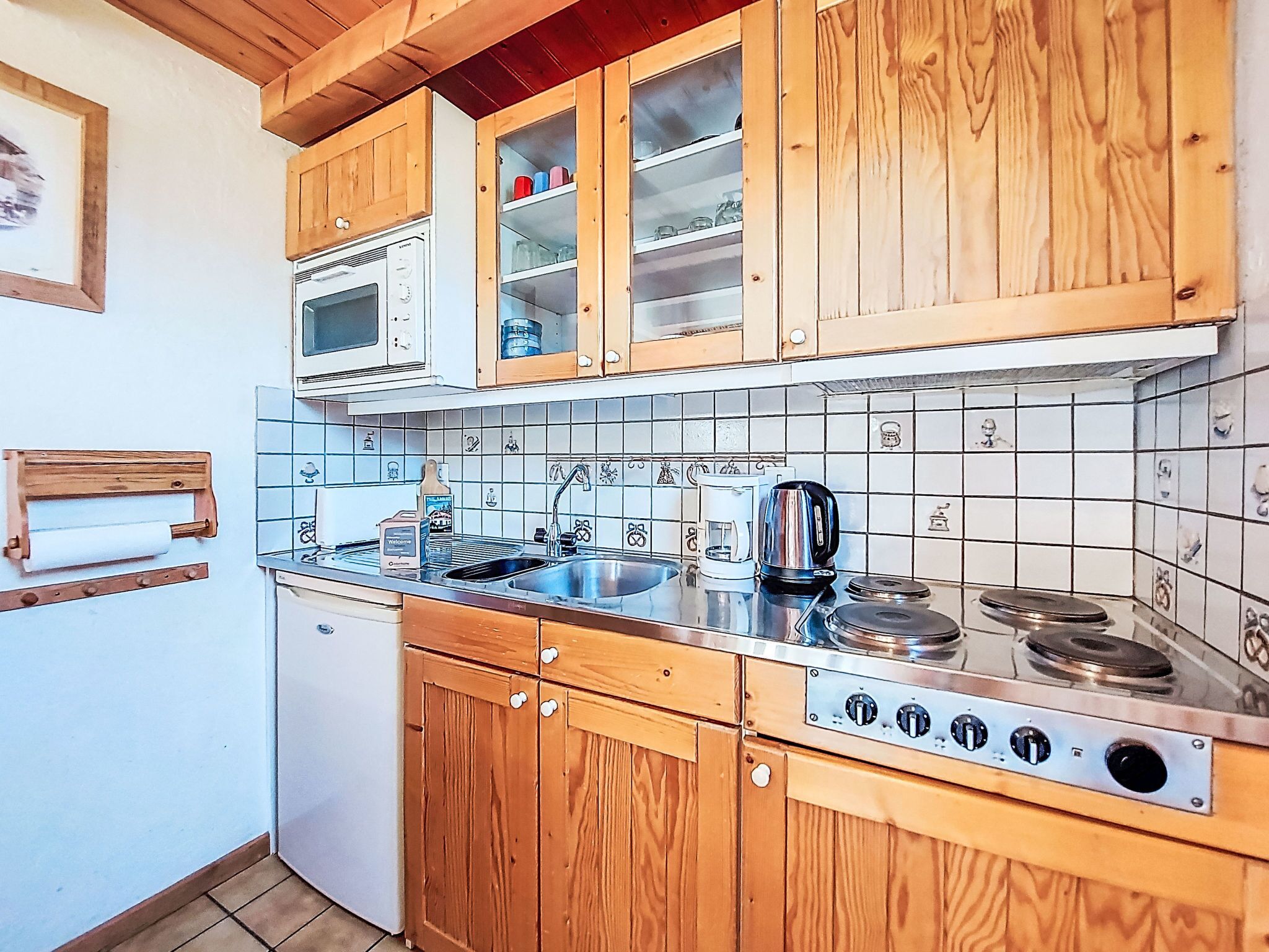 Fridge, cookware/dishes/utensils