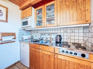 Réfrigérateur, batterie de cuisine, vaisselle et ustensiles