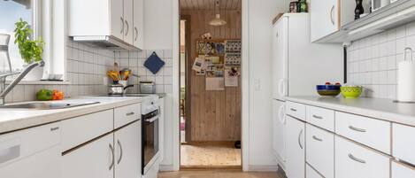 Fridge, dishwasher, cookware/dishes/utensils