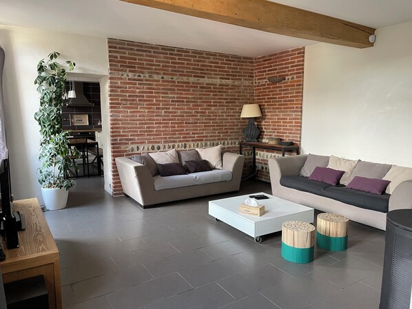 TV, fireplace - Typical Toulouse house entirely renovated (Launaguet)