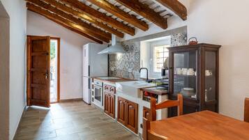 Kylskåp, mikrovågsugn, ugn och spishäll