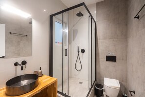 Douche, sèche-cheveux, serviettes fournies, savon